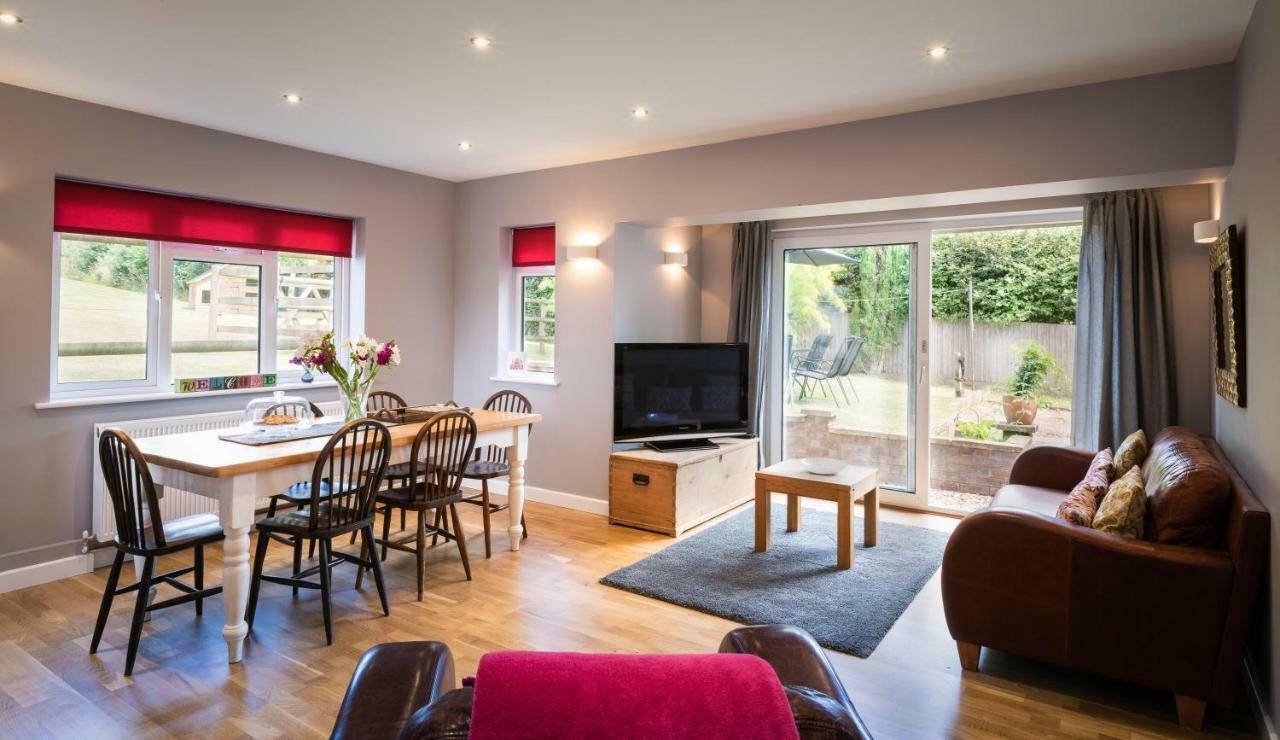Hunters Lodge Exeter, Free Parking, Country Views, Great Wi-Fi, Large Garden Poltimore Exterior photo